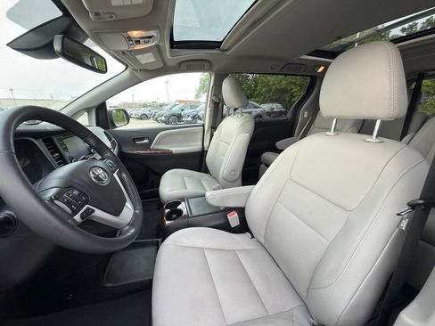 Used 2020 Toyota Sienna Limited FWD image 10