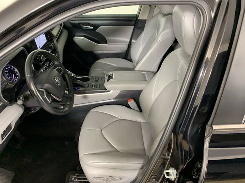 Used 2023 Toyota Highlander XLE AWD/4WD image 32