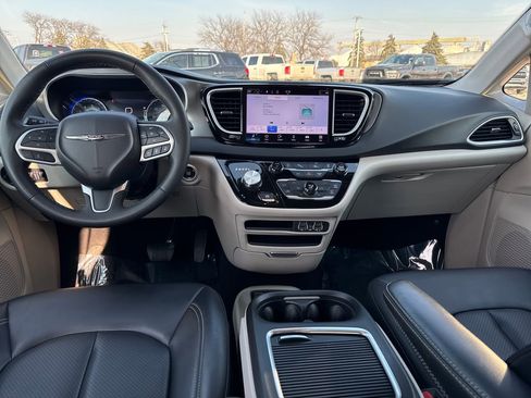 Certified 2023 Chrysler Pacifica Touring-L image 15