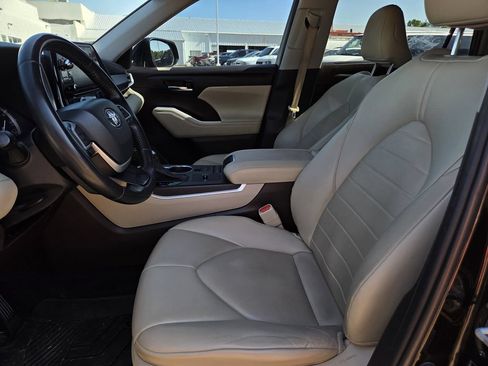 Used 2022 Toyota Highlander XLE FWD image 15