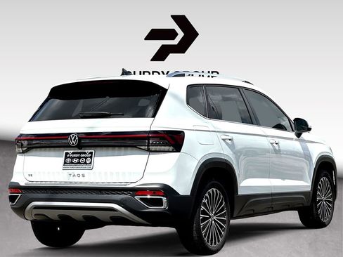 Certified 2025 Volkswagen Taos SE FWD image 8