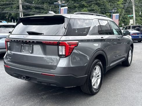 Used 2025 Ford Explorer Active AWD/4WD image 3