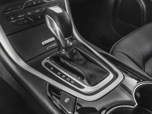 Used 2018 Ford Edge Titanium w/ Technology Package FWD image 14