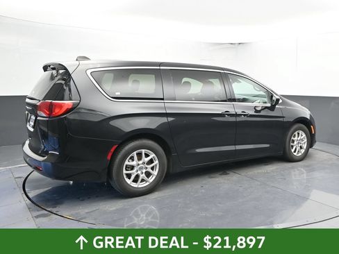 Used 2023 Chrysler Voyager LX FWD image 4