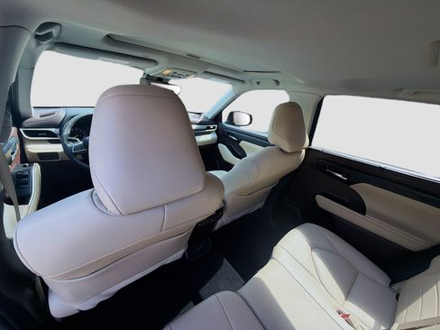 Used 2021 Toyota Highlander XLE FWD image 26