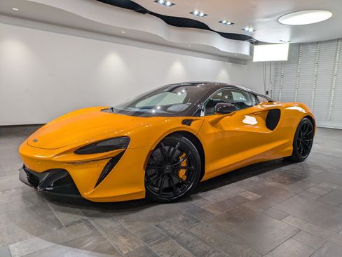 Used 2025 McLaren Artura RWD image 1