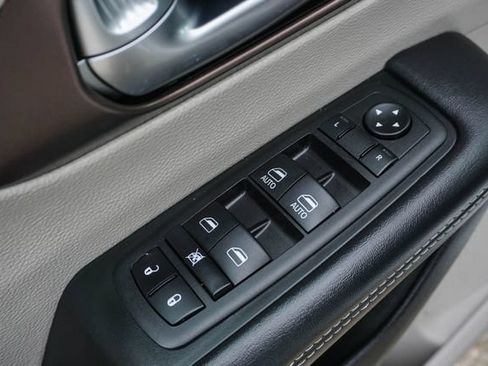Used 2023 Chrysler Voyager LX FWD image 9