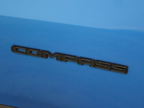 Used 2018 Jeep Compass Latitude FWD image 12