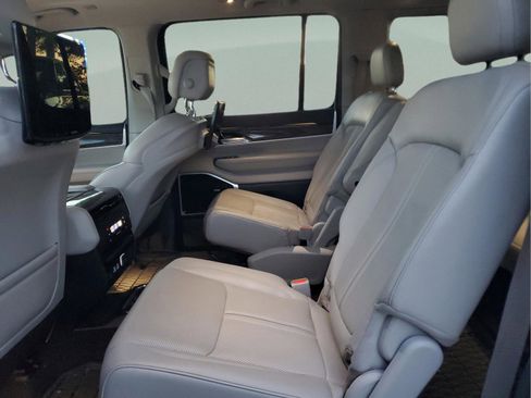 Certified 2022 Jeep Wagoneer Series III w/ Premium Group I AWD/4WD image 6