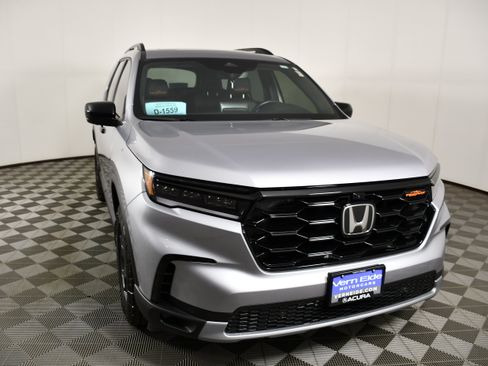 Used 2025 Honda Pilot TrailSport image 3