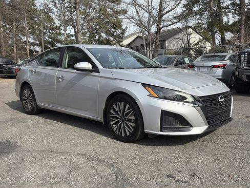 Used 2024 Nissan Altima 2.5 SV w/ SV Premium Package image 7