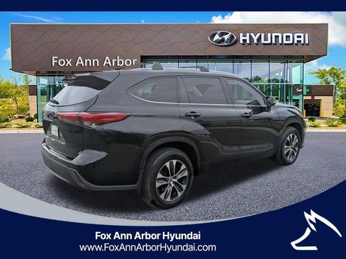 Used 2020 Toyota Highlander XLE AWD/4WD image 5