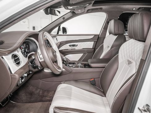 Used 2023 Bentley Bentayga Azure image 18