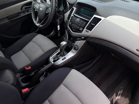 Used 2014 Chevrolet Cruze LS FWD image 16