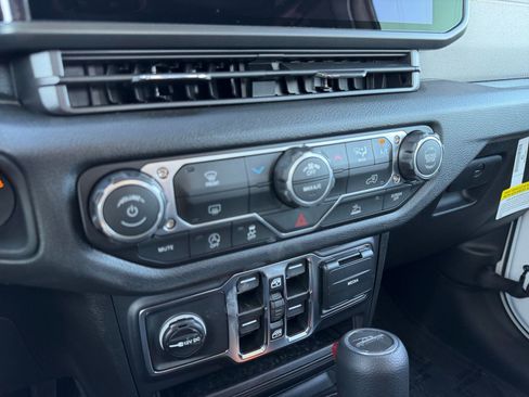 New 2026 Jeep Gladiator Sport AWD/4WD image 22