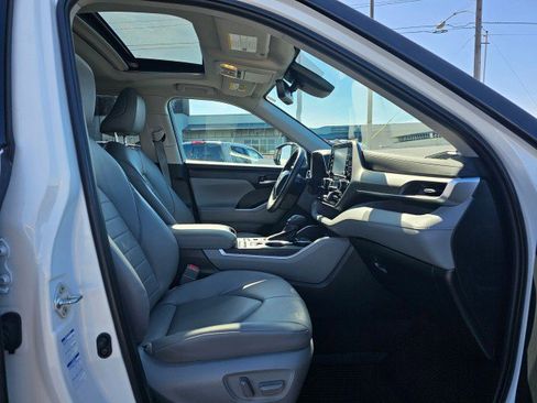 Used 2022 Toyota Highlander XLE AWD/4WD image 10
