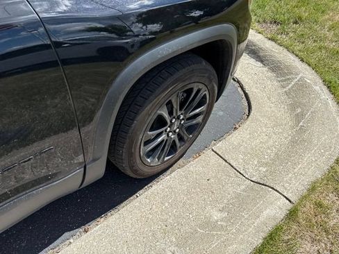 Certified 2022 GMC Acadia SLE w/ Driver Convenience Package AWD/4WD image 4