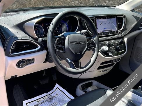 Used 2024 Chrysler Pacifica Touring-L FWD image 11