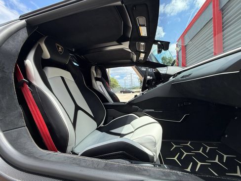 Used 2020 Lamborghini Aventador SVJ AWD/4WD image 41