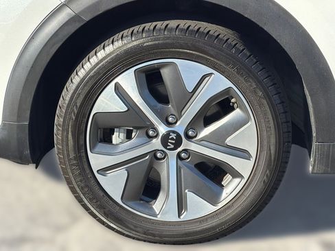 Used 2020 Kia Niro EX image 11