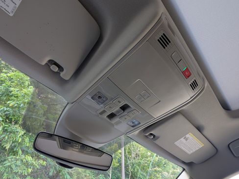 Used 2022 Volkswagen Taos SEL w/ Panoramic Sunroof Package FWD image 31