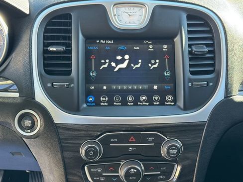 Used 2022 Chrysler 300 Touring image 22