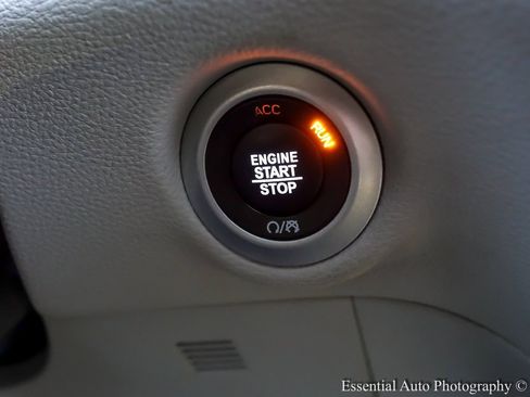 Used 2022 Chrysler Pacifica Limited w/ Uconnect Theater Family Group image 25