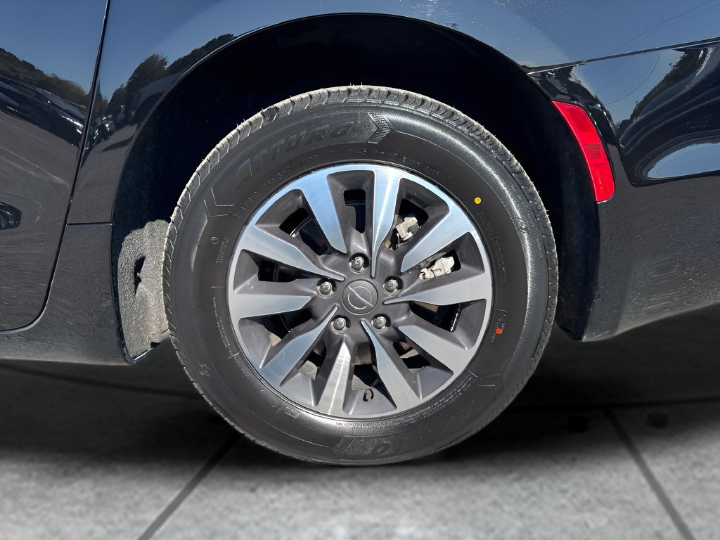 Used 2024 Chrysler Pacifica Limited FWD image 32