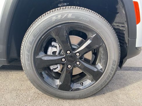 New 2025 Jeep Grand Cherokee L Altitude image 9