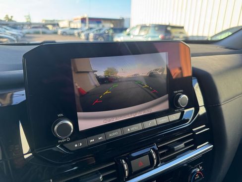 Used 2025 Nissan Pathfinder SV image 17