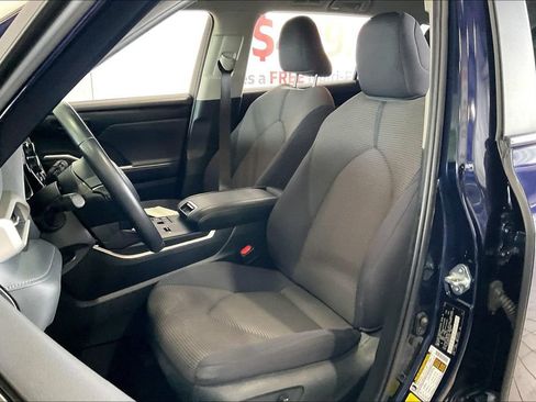 Used 2025 Toyota Highlander LE FWD image 3