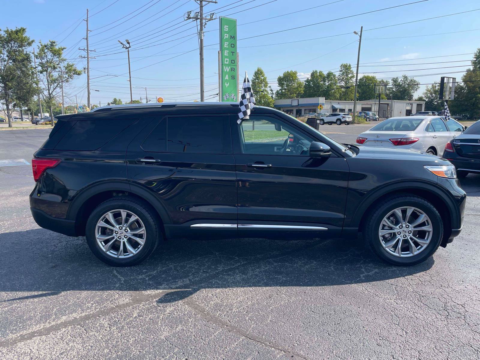 Used 2021 Ford Explorer Limited w/ Equipment Group 301A AWD/4WD image 9