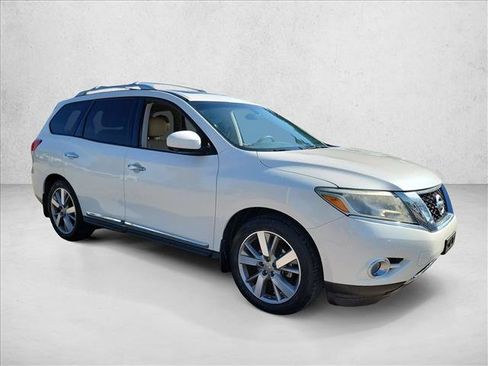 Used 2015 Nissan Pathfinder Platinum w/ Family Entertainment Package FWD image 3