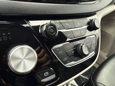 Used 2023 Chrysler Pacifica Touring-L image 13