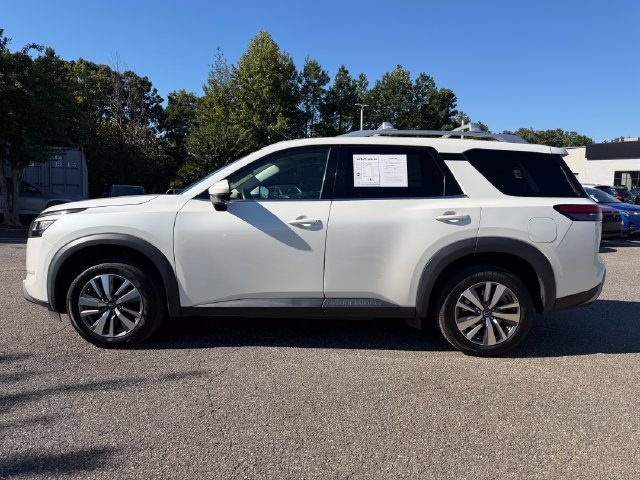 Used 2023 Nissan Pathfinder SL AWD/4WD image 2