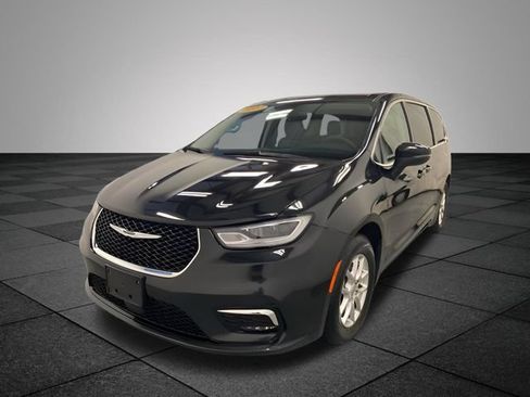 Used 2023 Chrysler Pacifica Touring-L FWD image 3