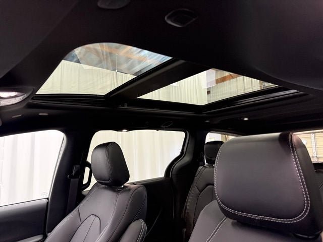 New 2026 Chrysler Pacifica Select AWD/4WD image 6