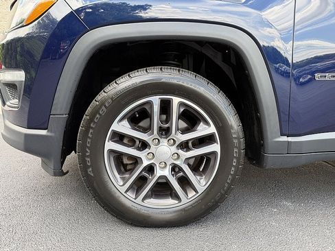 Used 2018 Jeep Compass Latitude w/ Popular Equipment Group AWD/4WD image 9