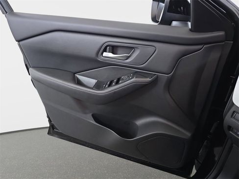 Used 2024 Nissan Rogue SV image 29