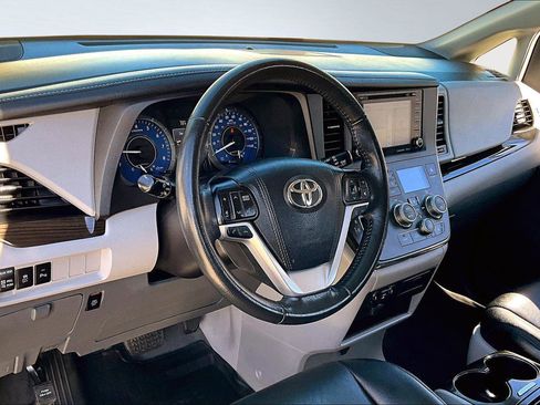 Used 2019 Toyota Sienna XLE image 14