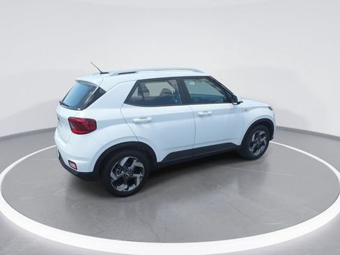 Used 2025 Hyundai Venue SEL FWD image 8