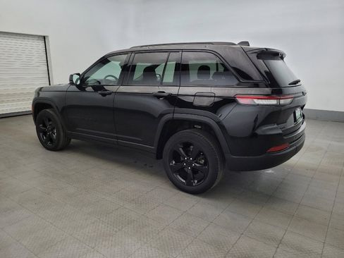 Used 2023 Jeep Grand Cherokee Limited w/ Luxury Tech Group II image 3