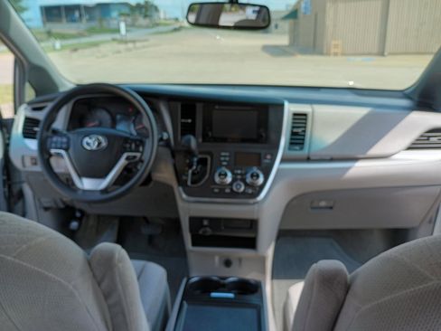 Used 2017 Toyota Sienna LE image 17
