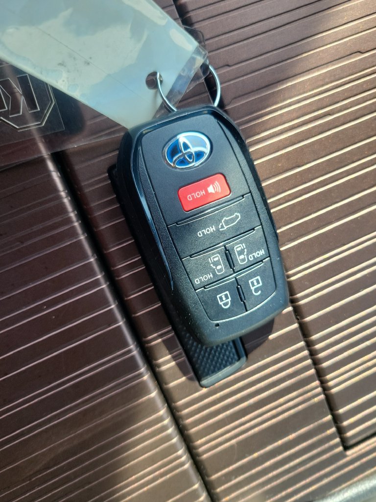 Certified 2022 Toyota Sienna XLE FWD image 42