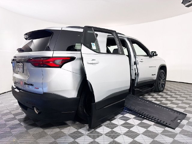 Used 2022 Chevrolet Traverse RS FWD image 23