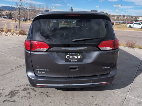 Used 2018 Chrysler Pacifica Limited image 7