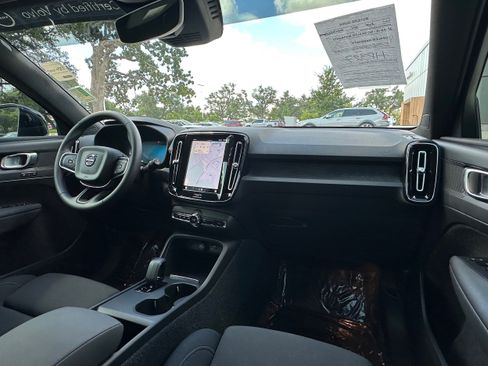 Used 2025 Volvo EX40 Core image 15