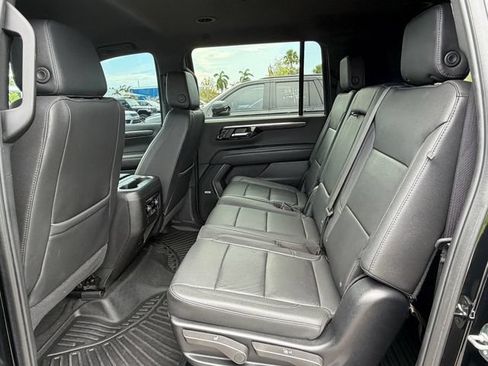 Used 2025 Chevrolet Suburban LT w/ Comfort Package RWD image 12