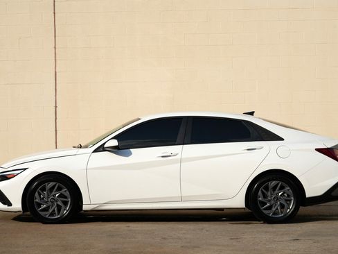 Used 2025 Hyundai Elantra Hybrid FWD image 8