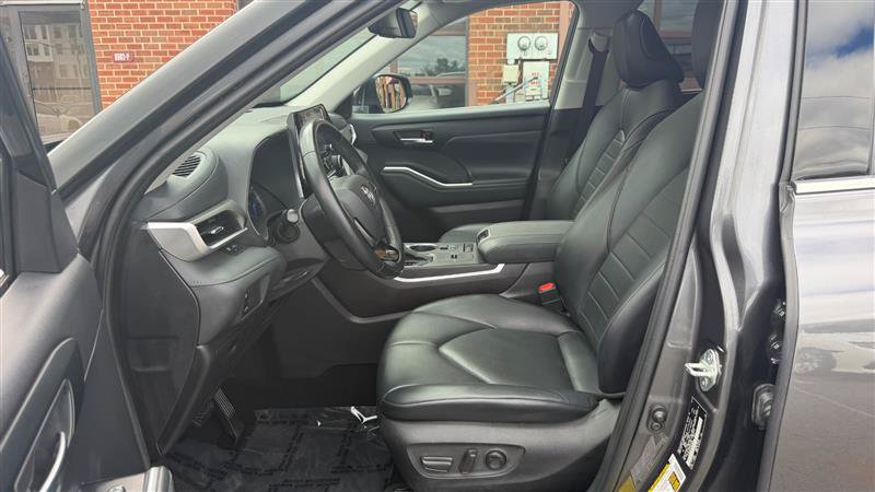 Used 2021 Toyota Highlander XLE FWD image 28